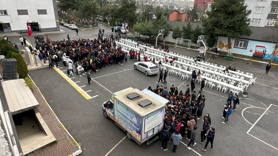 Burak Bora'da Geleneksel Doğum Günü İkramı: Mantı ve Lokma Şöleni!